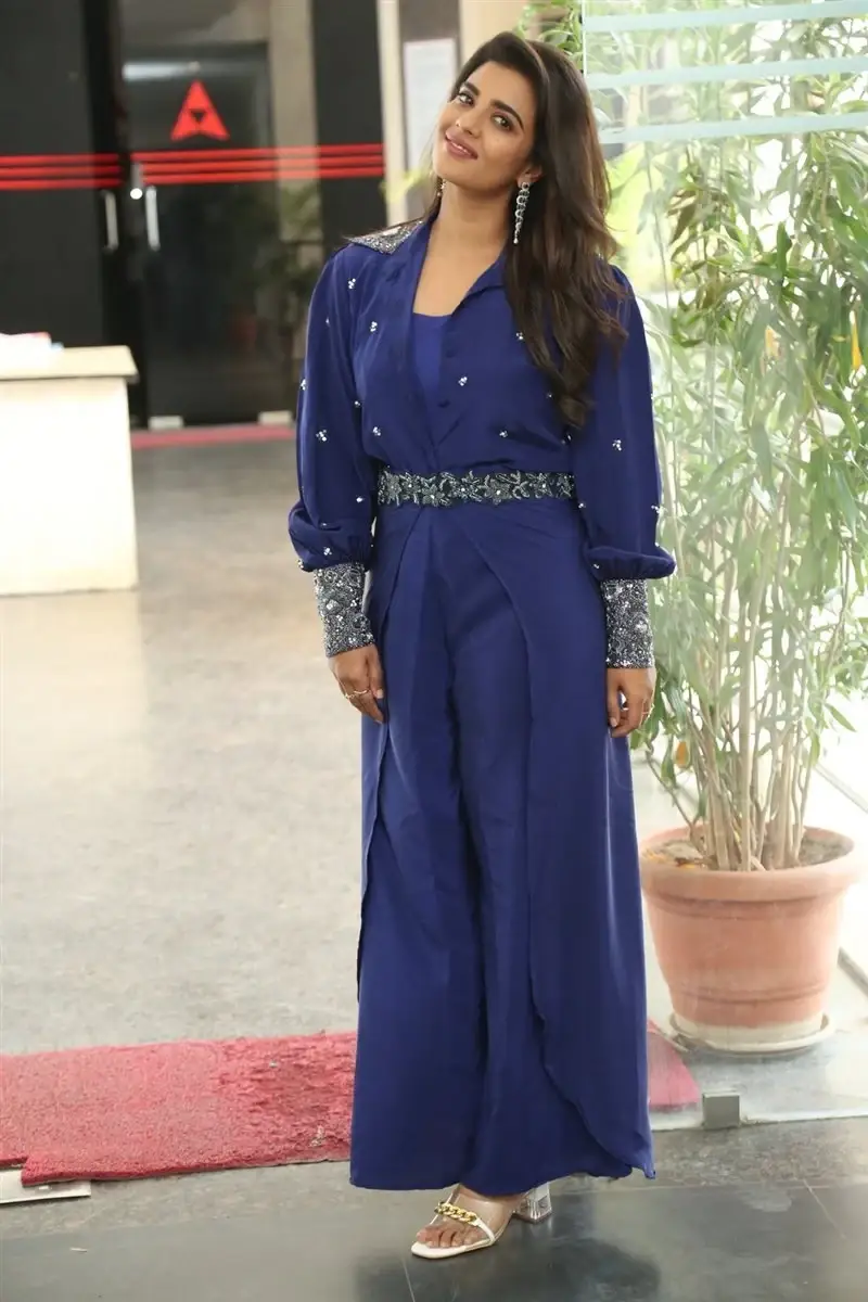 TELUGU ACTRESS AISHWARYA RAJESH BLUE DRESS AT FARHANA MOVIE PRESS MEET 2